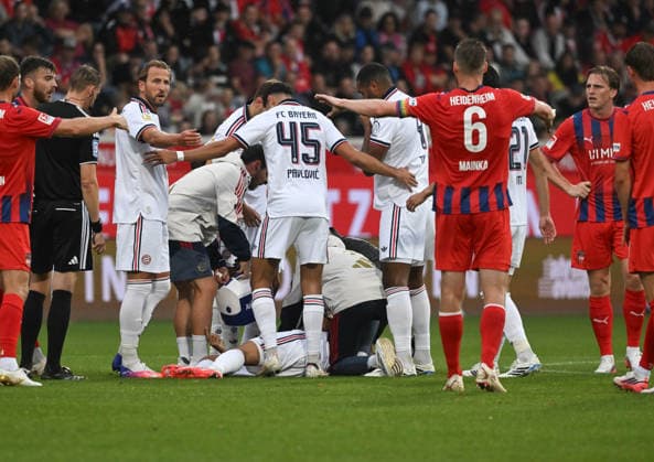 18.08.2026, xsltx, Fussball Testspiel, 1. FC Heidenheim vs FC Bayern München v.l. Jamal Musiala (FC Bayern München) erneut am Boden und die beiden Teams bilden einen schützenden Kreis (DFL DFB REGULATIONS PROHIBIT ANY USE OF PHOTOGRAPHS as IMAGE SEQUENCES and or QUASI-VIDEO) *** August 18, 2026, xsltx, soccer friendly, 1 FC Heidenheim vs. FC Bayern Munich v l Jamal Musiala FC Bayern Munich down again, and the two teams form a protective circle DFL DFB REGULATIONS PROHIBIT ANY USE OF PHOTOGRAPHS as IMAGE SEQUENCES and or QUASI-VIDEO