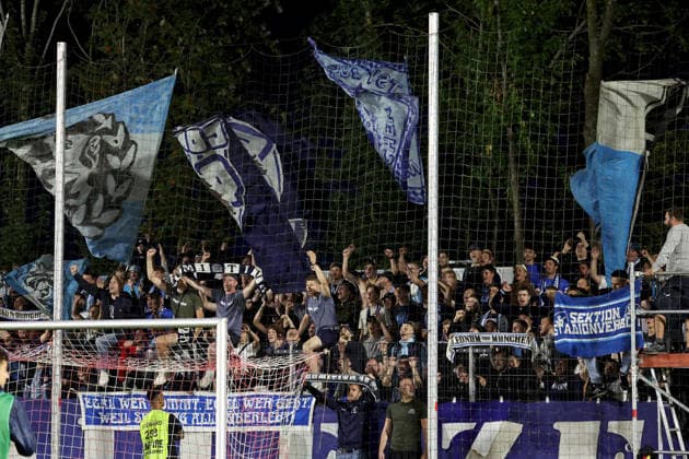 18.08.2026, Herren, Fussball, Saison 2026 2027, Regionalliga Bayern, 5. Spieltag: TSV Aubstadt - TSV 1860 Muenchen Fans des TSV 1860 München feiern die Mannschaft nach dem Schlusspfiff Sulzfeld Schulstadion Aubstadt (NGN Arena) Bayern Deutschland *** August 18, 2026, Men s, Soccer, 2026–2027 Season, Bavarian Regional League, Matchday 5: TSV Aubstadt vs. TSV 1860 Munich. Fans of TSV 1860 Munich celebrate the team after the final whistle at Sulzfeld Schulstadion in Aubstadt, NGN Arena, Bavaria, Germany
