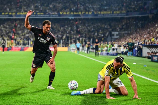 Fenerbahce v Olympique Lyonnais - UEFA Champions League ISTANBUL, TURKIYE - AUGUST 18: Vedat Muriqi of Fenerbahce in action against Ruben Kluivert (L) of Olympique Lyonnais during the UEFA Champions League play-off round first-leg match between Fenerbahce and Olympique Lyonnais at Chobani Stadium on August 18, 2026, in Istanbul, Turkiye. Cem Tekkesinoglu Anadolu Istanbul Turkey. Editorial use only. Please get in touch for any other usage.  Copyright: x2026xAnadoluxCemxTekkesinoglux
