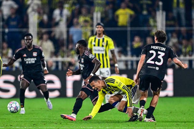 Fenerbahce v Olympique Lyonnais - UEFA Champions League ISTANBUL, TURKIYE - AUGUST 18: Mason Greenwood (2nd R) of Fenerbahce in action against Tyler Morton (23) of Olympique Lyonnais during the UEFA Champions League play-off round first-leg match between Fenerbahce and Olympique Lyonnais at Chobani Stadium on August 18, 2026, in Istanbul, Turkiye. Cem Tekkesinoglu Anadolu Istanbul Turkey. Editorial use only. Please get in touch for any other usage.  Copyright: x2026xAnadoluxCemxTekkesinoglux