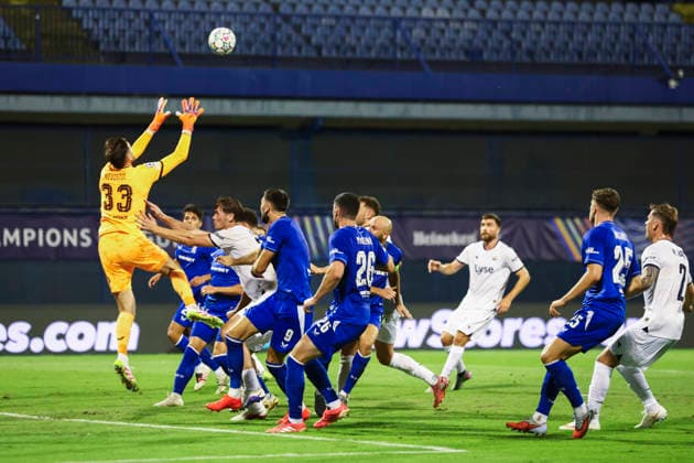 Champions League-kvalifisering, playoff: Dinamo Zagreb-Viking Zagreb 20260818. Vikings Henrik Falchener mot Dinamo Zagrebs keeper Ivan Nevistic under playoff-kampen i Champions League-kvalifiseringen mellom Dinamo Zagreb og Viking pa Maksimir stadion. Foto: Nikola Krstic NTB Zagreb Kroatia EDITORIAL USE ONLY. RESTRICTED USE FOR BETTING COMPANIES Ref:_SPO59toYv_Z1WM.jpg *** Champions League Qualifying, Playoff: Dinamo Zagreb vs. Viking Zagreb, August 18, 2026. Viking’s Henrik Falchener faces Dinamo Zagreb goalkeeper Ivan Nevistic during the Champions League qualifying playoff match between Dinamo Zagreb and Viking at Maksimir Stadium. Photo by Nikola Krstic, NTB, Zagreb, Croatia. EDITORIAL USE ONLY. RESTRICTEDRICTED USE FOR BETTING COMPANIES  Copyright: xNikolaxKrsticx xNTBx