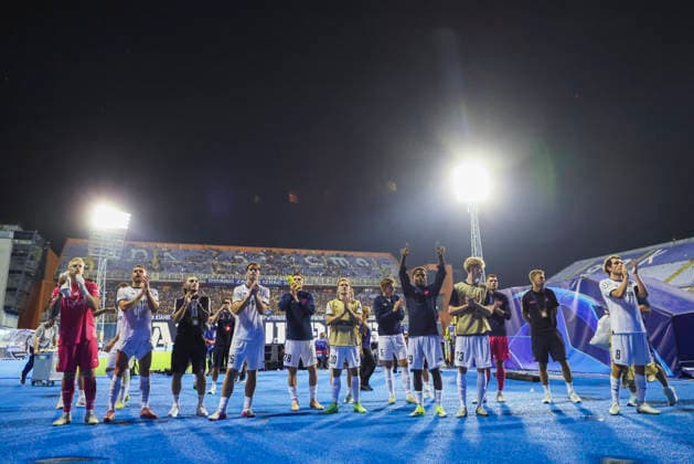 Champions League-kvalifisering, playoff: Dinamo Zagreb-Viking Zagreb 20260818. Viking-spillerne feirer med supporterne etter playoff-kampen i Champions League-kvalifiseringen mellom Dinamo Zagreb og Viking pa Maksimir stadion. Foto: Nikola Krstic NTB Zagreb Kroatia EDITORIAL USE ONLY. RESTRICTED USE FOR BETTING COMPANIES Ref:_SPOOuAn2SjaxTU.jpg *** Champions League Qualifying, Playoff: Dinamo Zagreb vs. Viking Zagreb, August 18, 2026. Viking players celebrate with fans after the Champions League qualifying playoff match between Dinamo Zagreb and Viking at Maksimir Stadium. Photo: Nikola Krstic, NTB, Zagreb, Croatia. EDITORIAL USE ONLY. RESTRICTED USE FOR BETTING COMPANIES  Copyright: xNikolaxKrsticx xNTBx