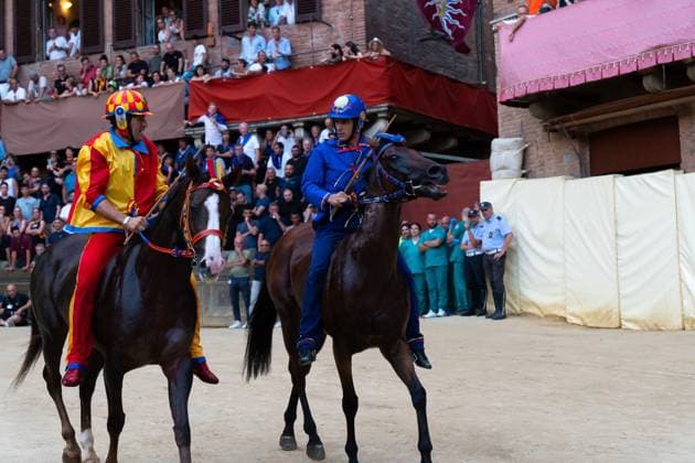 Tittia wins Palio di Siena for Nicchio SIENA, ITALY, AUGUST 18, 2026: Jockey Giovanni Atzeni, known as Tittia, riding Anda e Bola wins the August edition of the Palio di Siena for the Nicchio contrada. The race was postponed from August 16 and 17 due to rain. The victory marks Tittia s 13th Palio win. After the race, Tittia fell from his horse and was taken to a hospital in Siena for medical checks. Siena Italy Copyright: x xTommasoxSfregolax xJNAxPressx