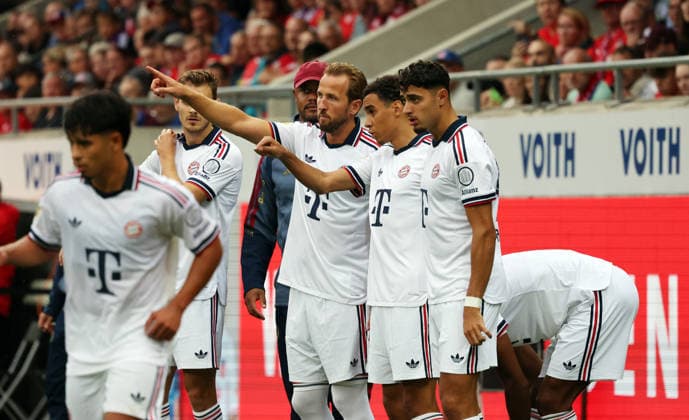 18.08.26 1. FC Heidenheim - FC Bayern München Deutschland, Heidenheim, 18.08.2026, Fussball, Bundesliga, Saison 2026 2027, Testspiel, 1. FC Heidenheim - FC Bayern München: v.l. Vincent Kompany (Trainer FC Bayern München), Harry Kane, Jamal Musiala (beide FC Bayern München). *** August 18, 2026, 1 FC Heidenheim vs. FC Bayern Munich, Germany, Heidenheim, August 18, 2026, Soccer, Bundesliga, 2026–2027 season, Friendly match, 1 FC Heidenheim vs. FC Bayern Munich; Vincent Kompany, head coach of FC Bayern Munich; Harry Kane and Jamal Musiala, both of FC Bayern Munich