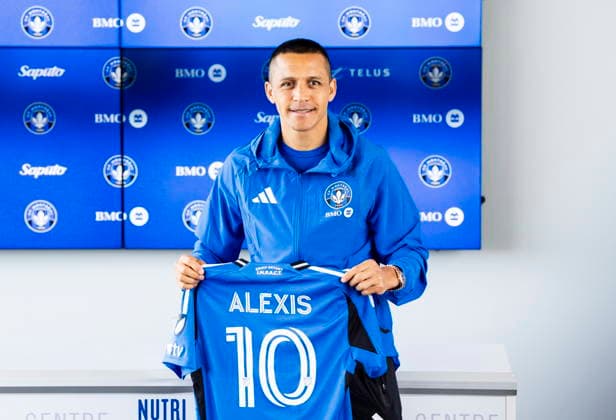 Sport Bilder des Tages #2 August 18, 2026, Montreal, Pq, Canada: CF Montreal s Alexis Sanchez (10) holds his jersey up during a news conference in Montreal on Tuesday, Aug. 18, 2026. Canada News - August 18, 2026  - ZUMAc35_ 20260818_zaf_c35_025 Copyright: xChristopherxKatsarovx