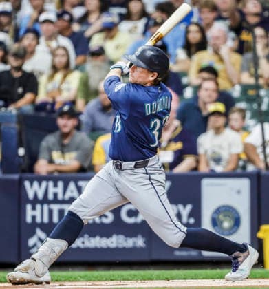 Seattle Mariners third baseman Brendan Donovan hits a double in the first inning of the MLB, Baseball Herren, USA game between the Seattle Mariners and the Milwaukee Brewers at American Family Field in Milwaukee, Wisconsin on Tuesday, August 18, 2026.  MIL20260818801 TANNENxMAURY