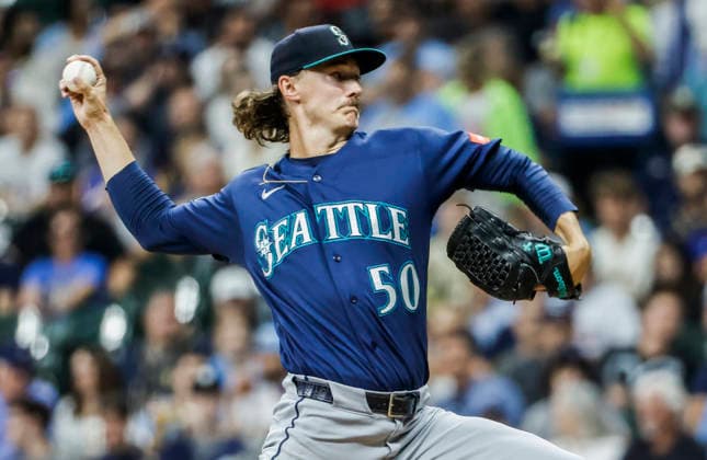 Seattle Mariners starting pitcher Bryce Miller throws in the first inning of the MLB, Baseball Herren, USA game between the Seattle Mariners and the Milwaukee Brewers at American Family Field in Milwaukee, Wisconsin on Tuesday, August 18, 2026.  MIL20260818804 TANNENxMAURY