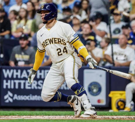 Milwaukee Brewers designated hitter William Contreras hits an RBI single in the first inning of the MLB, Baseball Herren, USA game between the Seattle Mariners and the Milwaukee Brewers at American Family Field in Milwaukee, Wisconsin on Tuesday, August 18, 2026.  MIL20260818807 TANNENxMAURY