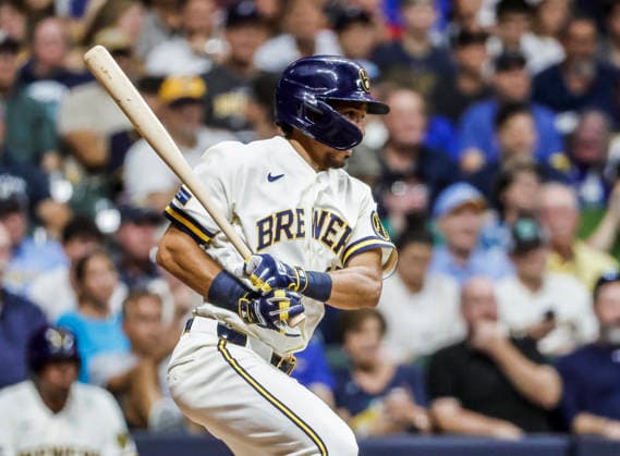 Milwaukee Brewers third baseman David Hamilton hits a single in the fifth inning of the MLB, Baseball Herren, USA game between the Seattle Mariners and the Milwaukee Brewers at American Family Field in Milwaukee, Wisconsin on Tuesday, August 18, 2026.  MIL20260818816 TANNENxMAURY