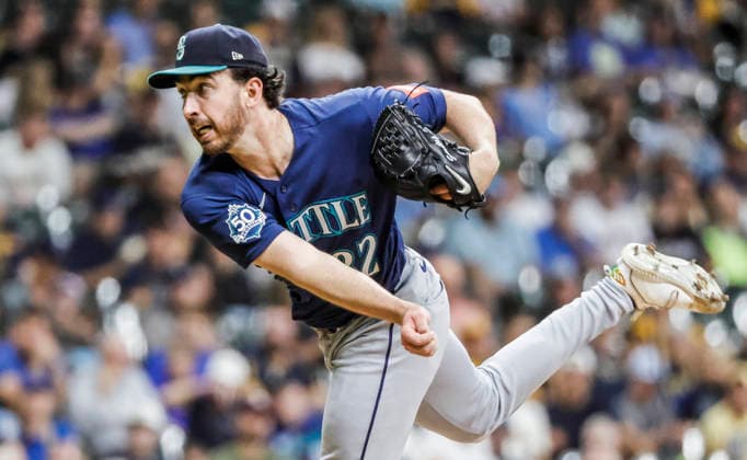 Seattle Mariners relief pitcher Nick Davila throws in the seventh inning of the MLB, Baseball Herren, USA game between the Seattle Mariners and the Milwaukee Brewers at American Family Field in Milwaukee, Wisconsin on Tuesday, August 18, 2026.  MIL20260818831 TANNENxMAURY