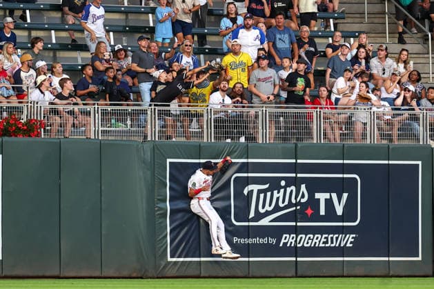 August 18th, 2026: Minnesota Twins left fielder Trevor Larnach (9) hits the wall as Atlanta Braves designated hitter Drake Baldwin (30) hits a solo home run in the sixth inning against the Minnesota Twins during a MLB, Baseball Herren, USA Baseball game between the Atlanta Braves and the Minnesota Twins at Target Field in Minneapolis, Minnesota. CSM Minneapolis USA - ZUMAc04_ 20260818_zma_c04_010 Copyright: xStevenxGarciax