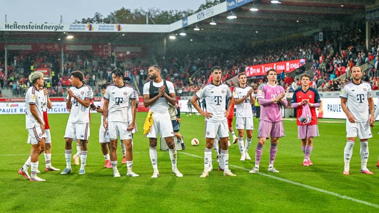 18.08.2026, GER, Fußball, Herren, FSP, 1. FC Heidenheim vs FC Bayern München Spieler des FCB bedanken sich bei ihren Fans, vl, Luis Diaz (Bayern Muenchen, 14), Cassiano Kiala (Bayern Muenchen, 30), Hiroki Ito (Bayern Muenchen, 21), Jonathan Tah (Bayern Muenchen, 4), Aleksandar Pavlovic (Bayern Muenchen, 45), Josip Stanisic (Bayern Muenchen, 44), Jonas Urbig (Bayern Muenchen, 40), Jannis Bärtl Baertl (Bayern Muenchen, 35), Harry Kane (Bayern Muenchen, 9) Heidenheim Voith-Arena Baden-Württemberg Deutschland *** August 18, 2026, GER, Soccer, Men s, FSP, 1 FC Heidenheim vs. FC Bayern Munich FCB players thank their fans, from left: Luis Diaz, Bayern Munich, 14, Cassiano Kiala, Bayern Munich, 30, Hiroki Ito, Bayern Munich, 21, Jonathan Tah, Bayern Munich, 4, Aleksandar Pavlovic, Bayern Munich, 45, Josip Stanisic, Bayern Munich, 44, Jonas Urbig, Bayern Munich, 40, Jannis Bärtl (Baertl), Bayern Munich, 35; Harry Kane, Bayern Munich, 9; Heidenheim Voith Arena, Baden-Württemberg, Germany Copyright: xNordphotox xHafnerx