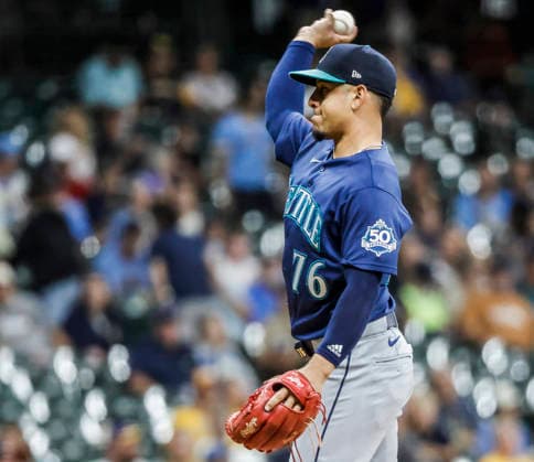 Seattle Mariners third baseman Leo Rivas pitches in the eighth inning of the MLB, Baseball Herren, USA game between the Seattle Mariners and the Milwaukee Brewers at American Family Field in Milwaukee, Wisconsin on Tuesday, August 18, 2026. The Brewers shut out the Mariners 22-0.  MIL20260818835 TANNENxMAURY