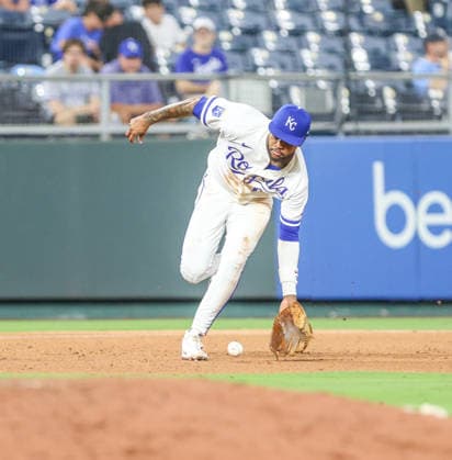 AUG 18, 2026: Kansas City Royals third baseman Maikel Garcia (11) fields a ground ball in the 8th inning against the Athletics at Kauffman Stadium Kansas City, MO. CSM MLB, Baseball Herren, USA 2026: Athletics Vs Royals Aug 18th  - ZUMAc04_ 20260818_zma_c04_122 Copyright: xRomanxPunox