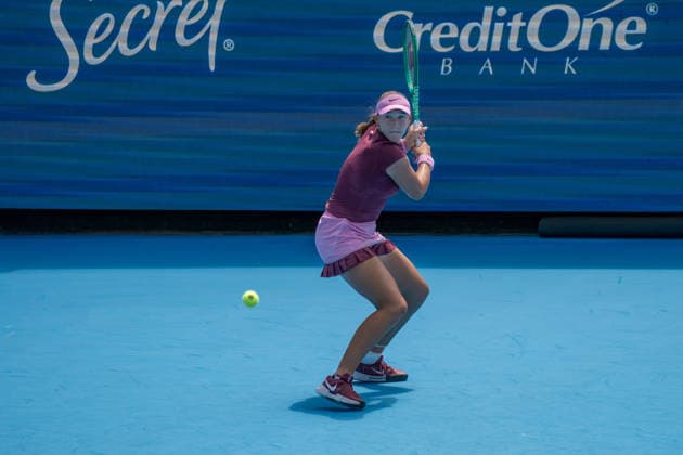 Cincinnati Open Third Round: Mirra Andreeva Vs Janice Tjen Mirra Andreeva is seen during her third-round match against Janice Tjen at the Cincinnati Open in Mason, Ohio, on August 18, 2026. Mason Ohio United States  Copyright: xJasonxWhitmanx originalFilename:whitman-cincinna260818_nprP3.jpg