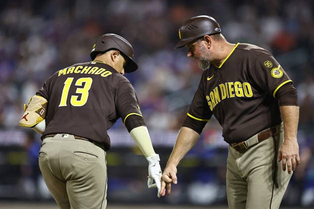 MLB, Baseball Herren, USA San Diego Padres Vs. New York Mets San Diego Padres Manny Machado 13 celebrates with Padres third base coach Bob Henley 20 as he rounds the bases after hitting a home run during the eighth inning of a baseball game against the New York Mets at Citi Field in Flushing, New York, on August 18, 2026. New York City New York United States  Copyright: xGordonxDonovanx originalFilename:donovan-mlbsandi260818_npdNO.jpg