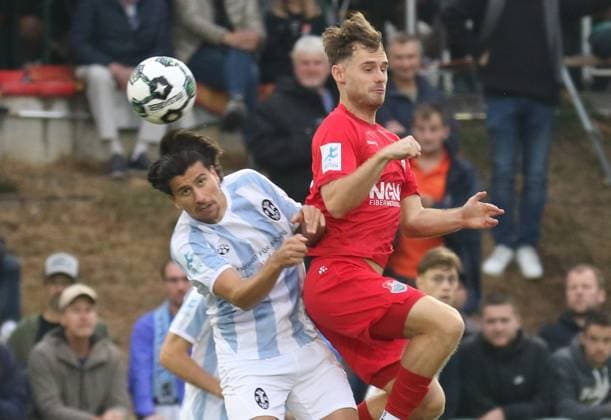 18.08.2026, Fußball, Herren, Saison 2026 2027, Regionalliga Bayern, TSV Aubstadt - 1860 München: Luftkampf zwischen dem Löwen Tunay Denis (links) und Aubstadts Fabio Bozesan *** August 18, 2026, Soccer, Men s, 2026–2027 Season, Bavarian Regional League, TSV Aubstadt vs. 1860 Munich: Aerial duel between the Lions Tunay Denis (left) and Aubstadt s Fabio Bozesan