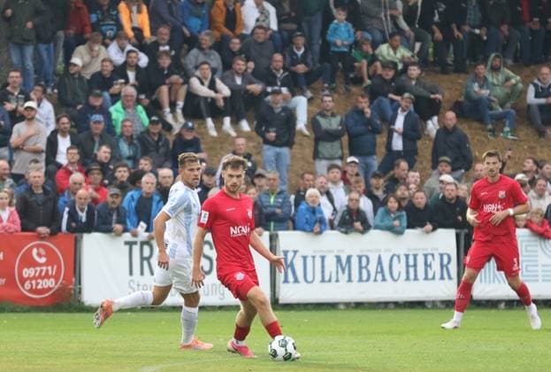 18.08.2026, Fußball, Herren, Saison 2026 2027, Regionalliga Bayern, TSV Aubstadt - 1860 München: Münchens Florian Niederlechner (links) gegen Aubstadts Fabio Bozesan (am Ball) *** August 18, 2026, Soccer, Men s, 2026–2027 Season, Bavarian Regional League, TSV Aubstadt vs. 1860 Munich: Munich s Florian Niederlechner (left) battles Aubstadt s Fabio Bozesan for the ball