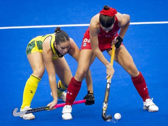 AMSTELVEEN - Grace Stewart of Australia in a duel with Fernanda Villagran of Chile (R) during the group stage match at the Hockey World Cup between Chile and Australia at the Wagener Stadium. KOEN VAN WEEL ANP xVIxANPxSportx xxANPxIVx 565807729 originalFilename: 565807729.jpg