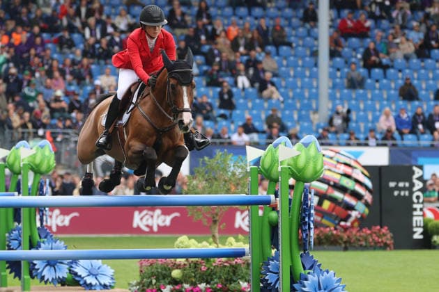 Sophie Hinners (GER, Deutschland) mit Pferd Iron Dames Singclair mit perfekten Ritt, 0 Fehler und zwischenzeitige Führung im 1 Springen der WM, Springen, FEI Jumping World Championship, WM, Weltmeisterschaft , Turkish Airlines-Prize, Einzel und Teamwertung, Jumping , AACHEN - FEI World Championships 2026, Weltfest des Pferdesports, Reitsport Weltmeisterschaft 2026, Aachen 2026, Welcome Home 2026, Aachener Soers, 11. bis 23. August 2026, Reitsport, 19.08.2026, Aachen Aachener Soers Deutschland *** Sophie Hinners (GER), Germany, riding Iron Dames Singclair, delivered a perfect ride with 0 faults and took the lead at one point in the first jumping competition of the World Championships, Jumping, FEI Jumping World Championship, Turkish Airlines Prize, Individual and Team Competitions, Jumping, AACHEN FEI World Championships 2026, World Festival of Equestrian Sports, 2026 Equestrian World Championships, Aachen 2026, Welcome Home 2026, Aachen Soers, August 11–23, 2026, Equestrian Sports, August 19, 2026, Aachen Soers, Germany