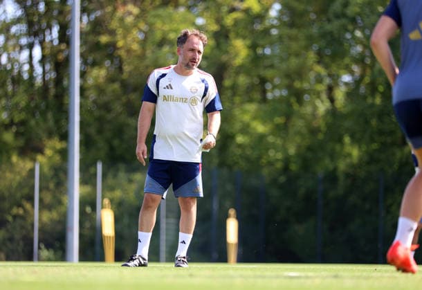 Fussball, Frauen, Saison 2026 2027, FC Bayern München, Training, Campus Jose Barcala, Trainer (FC Bayern München) stehend auf dem Trainingsplatz *** Soccer, Women, 2026–2027 Season, FC Bayern Munich, Practice, Jose Barcala Campus, FC Bayern Munich coach standing on the practice field