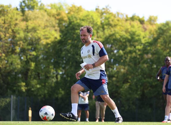 Fussball, Frauen, Saison 2026 2027, FC Bayern München, Training, Campus Jose Barcala, Trainer (FC Bayern München) spielt einen Ball *** Soccer, Women, 2026–2027 Season, FC Bayern Munich, Practice, Jose Barcala Campus, FC Bayern Munich Coach Kicks a Ball