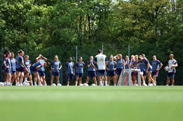 Fussball, Frauen, Saison 2026 2027, FC Bayern München, Training, Campus Die Mannschaft des FC Bayern München Frauen zusammen stehend im Kreis auf dem Trainingsplatz *** Soccer, Women, 2026–2027 Season, FC Bayern Munich, Practice, Campus: The FC Bayern Munich women s team standing in a circle on the practice field