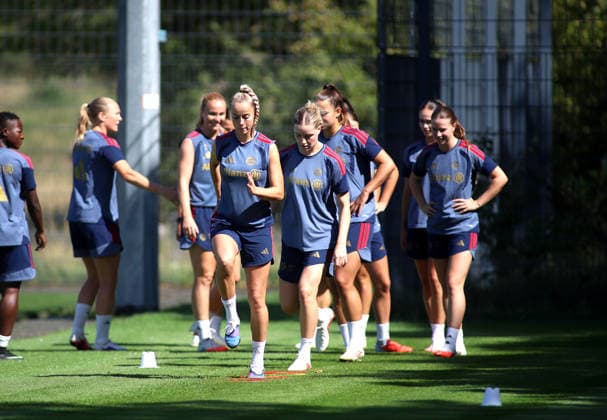 Fussball, Frauen, Saison 2026 2027, FC Bayern München, Training, Campus Giulia Gwinn (FC Bayern München) beim Aufwärmen mit der Mannschaft *** Soccer, Women, 2026–2027 Season, FC Bayern Munich, Practice, Campus Giulia Gwinn warming up with the FC Bayern Munich team