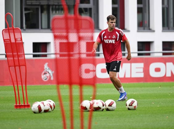 19.08.2026, xophax, Fussball 1.Bundesliga, 1.FC Koeln Geissbockheim , Gbh , Trainingsplätze, Training, Platz 1. Mannschaft hat frei, Trainingsfrei. Neuzugang Thijs Dallinga (1.FC Köln ) trainiert allein mit Leif Frach. Köln *** August 19, 2026, xophax, Soccer, Bundesliga 1, 1. FC Köln Geissbockheim, Gbh, Training Fields, Practice, Field 1: Team has the day off, No practice; New signing Thijs Dallinga of 1. FC Köln trains alone with Leif Frach in Cologne