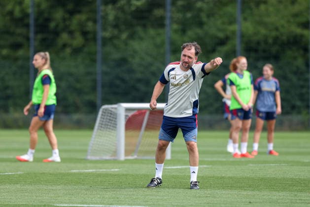 Jose Barcala (FC Bayern Muenchen, Chef-Trainer) gestikuliert, GER, FC Bayern Muenchen Frauen Training, Fussball, Google Pixel Frauen-Bundesliga, Saison 2026 2027, 19.08.2026, GER, FC Bayern Muenchen Frauen Training, Fussball, Google Pixel Frauen-Bundesliga, Saison 2026 2027, 19.08.2026 Muenchen *** Jose Barcala, FC Bayern Munich, head coach gesturing, GER, FC Bayern Munich Women s Training, Soccer, Google Pixel Women s Bundesliga, 2026–2027 Season, August 19, 2026, GER, FC Bayern Munich Women s Training, Soccer, Google Pixel Women s Bundesliga, 2026–2027 Season, August 19, 2026, Munich Copyright: xEibner-Pressefoto JennixMaulx EP_JML