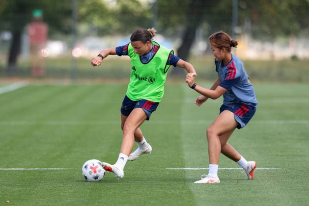 Arianna Caruso (FC Bayern Muenchen, 27) mit Ball im Zweikampf mit Momoko Tanikawa (FC Bayern Muenchen, 18), GER, FC Bayern Muenchen Frauen Training, Fussball, Google Pixel Frauen-Bundesliga, Saison 2026 2027, 19.08.2026, GER, FC Bayern Muenchen Frauen Training, Fussball, Google Pixel Frauen-Bundesliga, Saison 2026 2027, 19.08.2026 Muenchen *** Arianna Caruso (FC Bayern Munich), 27, with the ball in a tackle with Momoko Tanikawa (FC Bayern Munich), 18, GER, FC Bayern Munich Women s Training, Soccer, Google Pixel Women s Bundesliga, 2026–2027 Season, August 19, 2026, GER, FC Bayern Munich Women’s Training, Soccer, Google Pixel Women’s Bundesliga, 2026–2027 Season, August 19, 2026, Munich Copyright: xEibner-Pressefoto JennixMaulx EP_JML