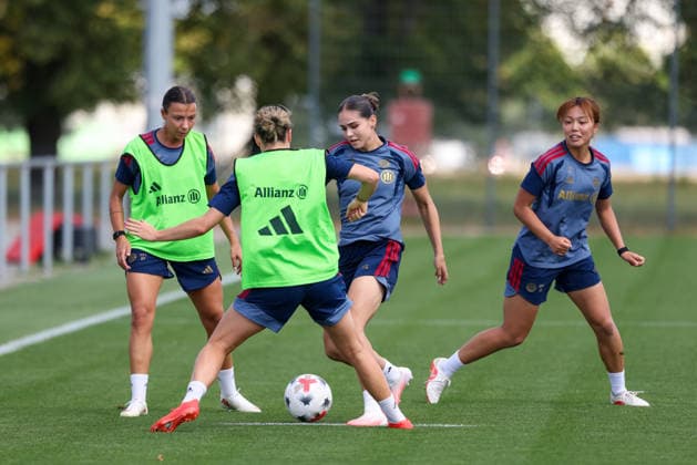 Kassandra Potsi (FC Bayern Muenchen, 06) mit Ball mit Arianna Caruso (FC Bayern Muenchen, 27) und Momoko Tanikawa (FC Bayern Muenchen, 18), GER, FC Bayern Muenchen Frauen Training, Fussball, Google Pixel Frauen-Bundesliga, Saison 2026 2027, 19.08.2026, GER, FC Bayern Muenchen Frauen Training, Fussball, Google Pixel Frauen-Bundesliga, Saison 2026 2027, 19.08.2026 Muenchen *** Kassandra Potsi, FC Bayern Munich, No. 06, with the ball alongside Arianna Caruso, FC Bayern Munich, No. 27, and Momoko Tanikawa, FC Bayern Munich, No. 18, GER, FC Bayern Munich Women’s Training, Soccer, Google Pixel Women’s Bundesliga, 2026–2027 Season, August 19, 2026, GER, FC Bayern Munich Women’s Training, Soccer, Google Pixel Women’s Bundesliga, 2026–2027 Season, August 19, 2026, Munich Copyright: xEibner-Pressefoto JennixMaulx EP_JML