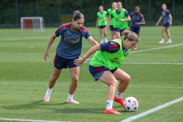 Barbara Dunst (FC Bayern Muenchen, 28) mit Ball mit Kassandra Potsi (FC Bayern Muenchen, 06), GER, FC Bayern Muenchen Frauen Training, Fussball, Google Pixel Frauen-Bundesliga, Saison 2026 2027, 19.08.2026, GER, FC Bayern Muenchen Frauen Training, Fussball, Google Pixel Frauen-Bundesliga, Saison 2026 2027, 19.08.2026 Muenchen *** Barbara Dunst, FC Bayern Munich, 28, with the ball alongside Kassandra Potsi, FC Bayern Munich, 06, GER, FC Bayern Munich Women s Training, Soccer, Google Pixel Women s Bundesliga, 2026–2027 Season, August 19, 2026, GER, FC Bayern Munich Women s Training, Soccer, Google Pixel Women s Bundesliga, 2026–2027 Season, August 19, 2026, Munich Copyright: xEibner-Pressefoto JennixMaulx EP_JML