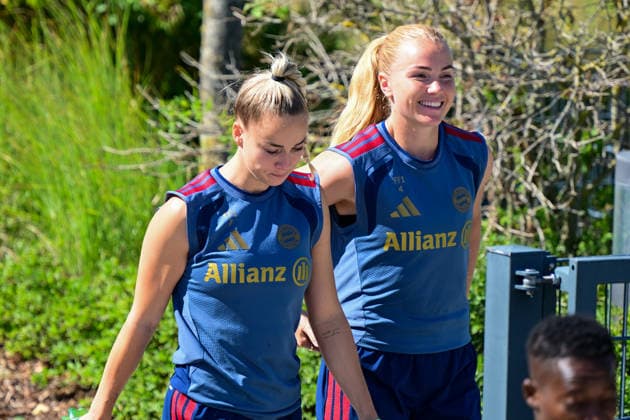 19.08.2026, München, Deutschland. Google Pixel Frauen-Bundesliga: Die FC Bayern Frauen absolvieren auf dem FC Bayern Campus eine Trainingseinheit vor dem Bundesliga-Saisonauftakt gegen den 1. FC Union Berlin. Giulia Gwinn (FC Bayern Frauen), Glodis Perla Viggosdottir (FC Bayern Frauen) *** August 19, 2026, Munich, Germany Google Pixel Women s Bundesliga The FC Bayern Women s team holds a training session at the FC Bayern Campus ahead of their Bundesliga season opener against 1. FC Union Berlin Giulia Gwinn, FC Bayern Women s team; Glodis Perla Viggosdottir, FC Bayern Women s team