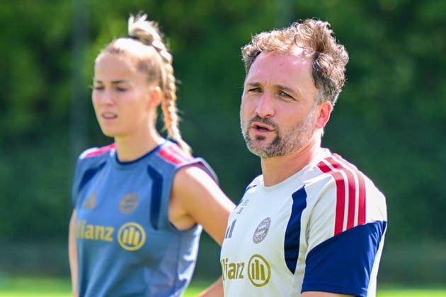 19.08.2026, München, Deutschland. Google Pixel Frauen-Bundesliga: Die FC Bayern Frauen absolvieren auf dem FC Bayern Campus eine Trainingseinheit vor dem Bundesliga-Saisonauftakt gegen den 1. FC Union Berlin. Jose Barcala (Cheftrainer, FC Bayern Frauen) *** August 19, 2026, Munich, Germany Google Pixel Women s Bundesliga The FC Bayern Women s team holds a training session at the FC Bayern Campus ahead of their Bundesliga season opener against 1. FC Union Berlin Jose Barcala, Head Coach, FC Bayern Women s Team