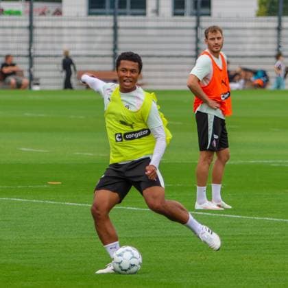 Joel Chima Fujita zieht im Training des FC St. Pauli ab, während Lars Ritzka im Hintergrund zuschaut. Die Szene findet auf dem Trainingsgelände in Hamburg statt. Joel Chima Fujita beim Schuss im Training des FC St. Pauli *** Joel Chima Fujita takes a shot during FC St. Pauli practice, while Lars Ritzka watches in the background. The scene takes place at the training facility in Hamburg. Joel Chima Fujita takes a shot during FC St. Pauli practice. Copyright: xspeedshotx xAndreasxTolksdorfx