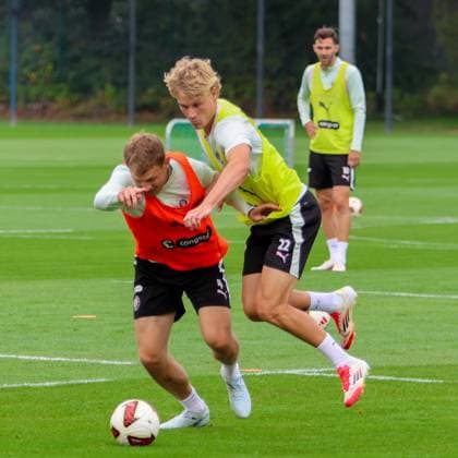 Samuel Klein ( 8; FC St. Pauli) setzt sich im intensiven Zweikampf gegen einen Mitspieler durch, während ein weiterer Spieler im Hintergrund beobachtet. Das Training findet auf dem Rasenplatz des Trainingszentrums FC St. Pauli in Hamburg statt. Samuel Klein ( 8; FC St. Pauli) im Zweikampf beim Training in Hamburg *** Samuel Klein (No. 8, FC St. Pauli) wins a fierce tackle against a teammate, while another player watches in the background. The training session is taking place on the grass field at the FC St. Pauli training center in Hamburg. Samuel Klein (No. 8, FC St. Pauli) in a tackle during training in Hamburg Copyright: xspeedshotx xAndreasxTolksdorfx