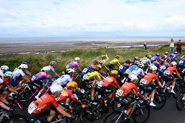 2026 Lloyds Tour of Britain Women Picture by Olly Hassell SWpix.com - 19 08 2026 - Cycling - UCI Women s World Tour - 2026 Lloyds Tour of Britain Women - Stage 1: Cockermouth to Cockermouth (158.9km) - The peloton pass by the coast Liverpool England Copyright: x xSWpix.comx(t axPhotographyxHubxLtd)xOllyxHassell SWpix.comx SWP-3030-18122