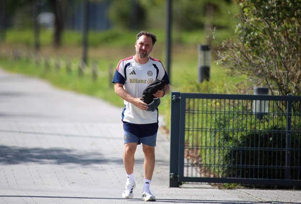 Fussball, Frauen, Saison 2026 2027, FC Bayern München, Training, Campus Jose Barcala, Trainer (FC Bayern München) alleine gehend auf dem Weg zum Trainingsplatz *** Soccer, Women, 2026–2027 Season, FC Bayern Munich, Practice, Jose Barcala Campus, FC Bayern Munich coach walking alone on his way to the practice field