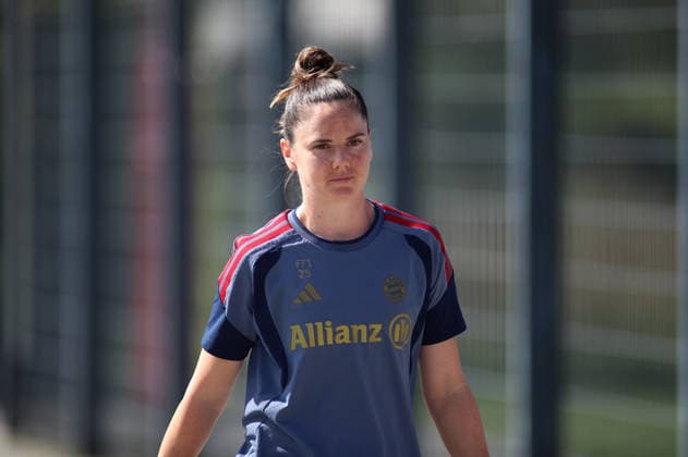 Fussball, Frauen, Saison 2026 2027, FC Bayern München, Training, Campus Sarah Zadrazil (FC Bayern München) auf dem Weg zum Trainingsplatz *** Soccer, Women, 2026–2027 Season, FC Bayern Munich, Practice, Campus: Sarah Zadrazil of FC Bayern Munich on her way to the practice field
