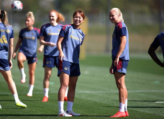 Fussball, Frauen, Saison 2026 2027, FC Bayern München, Training, Campus Momoko Tanikawa (FC Bayern München) (li.) mit Pernille Harder (FC Bayern München) (re.) zusammen stehend am Trainingsplatz *** Soccer, Women, 2026–2027 Season, FC Bayern Munich, Training, Campus: Momoko Tanikawa (FC Bayern Munich, left) and Pernille Harder (FC Bayern Munich, right) standing together on the training field