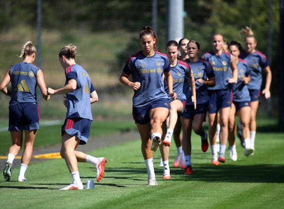 Fussball, Frauen, Saison 2026 2027, FC Bayern München, Training, Campus Lena Oberdorf (FC Bayern München) beim Laufen, Aufwärmen *** Soccer, Women, 2026–2027 Season, FC Bayern Munich, Practice, Lena Oberdorf Campus, FC Bayern Munich running and warming up