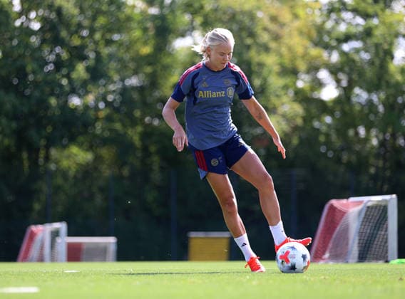 Fussball, Frauen, Saison 2026 2027, FC Bayern München, Training, Campus Pernille Harder (FC Bayern München) mit Ball am Fuss *** Soccer, Women, 2026–2027 Season, FC Bayern Munich, Practice, Campus Pernille Harder, FC Bayern Munich with the ball at her feet