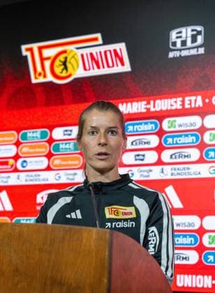 Fußball, Frauen, Saison 2026 2027, Google Pixel Frauen-Bundesliga, 1. FC Union Berlin, Pressekonferenz, Trainerin Marie-Louise Eta (1. Frauen 1. FC Union), 19.08.2026, *** Soccer, Women, 2026–2027 Season, Google Pixel Women s Bundesliga, 1. FC Union Berlin, Press Conference, Coach Marie Louise Eta of the 1. FC Union Women s Team, August 19, 2026, Copyright: xMatthiasxKochx