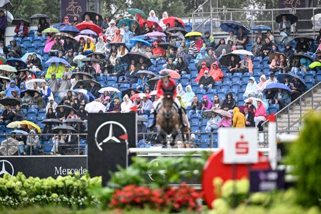 AACHEN, TYSKLAND 20260819 Publik med paratlyer da det regnar under onsdagens hoppning, lag tävling, under ryttar-VM i Aachen. *** Bilden ingar i SPORTPAKET. För övriga BETALBILD ** AACHEN TYSKLAND x10050x *** AACHEN, GERMANY 20260819 Spectators with umbrellas as it rains during Wednesday’s show jumping team competition at the World Equestrian Games in Aachen *** This image is included in the SPORTS PACKAGE; for other images, see PAID CONTENT ** AACHEN, GERMANY x10050x  Copyright: xPontusxLundahl TTx RYTTAR-VM 2026