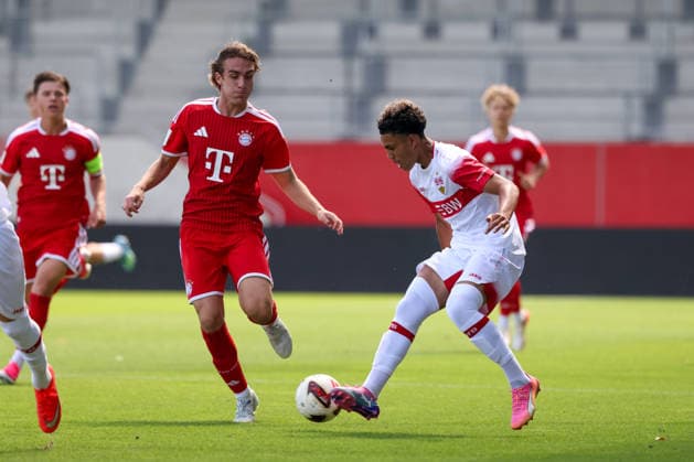 Malik Mosrati (VfB Stuttgart U19, 10) mit Ball mit Konstantinos Karandrikas (FC Bayern Muenchen U19, 04), GER, FC Bayern Muenchen U19 vs. VfB Stuttgart U19, Fussball, U19 DFB-Nachwuchsliga, Gruppe D, 3. Spieltag, Saison 2026 2027, 19.08.2026, DFL DFB REGULATIONS PROHIBIT ANY USE OF PHOTOGRAPHS as IMAGE SEQUENCES and or QUASI-VIDEO, GER, FC Bayern Muenchen U19 vs. VfB Stuttgart U19, Fussball, U19 DFB-Nachwuchsliga, Gruppe D, 3. Spieltag, Saison 2026 2027, 19.08.2026 Muenchen *** Malik Mosrati, VfB Stuttgart U19, No. 10 with the ball alongside Konstantinos Karandrikas, FC Bayern Munich U19, 04, GER, FC Bayern Munich U19 vs. VfB Stuttgart U19, soccer, U19 DFB Youth League, Group D, Matchday 3, 2026–2027 season, August 19, 2026, DFL and DFB regulations prohibit any use of photographs as image sequences and or quasi-video, GER, FC Bayern Munich U19 vs. VfB Stuttgart U19, soccer, U19 DFB Youth League, Group D, Matchday 3, 2026–2027 Season, August 19, 2026, Munich Copyright: xEibner-Pressefoto JennixMaulx EP_JML