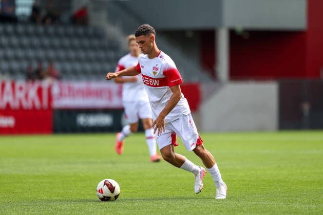 Collin Luca Schramm (VfB Stuttgart U19, 03) mit Ball, GER, FC Bayern Muenchen U19 vs. VfB Stuttgart U19, Fussball, U19 DFB-Nachwuchsliga, Gruppe D, 3. Spieltag, Saison 2026 2027, 19.08.2026, DFL DFB REGULATIONS PROHIBIT ANY USE OF PHOTOGRAPHS as IMAGE SEQUENCES and or QUASI-VIDEO, GER, FC Bayern Muenchen U19 vs. VfB Stuttgart U19, Fussball, U19 DFB-Nachwuchsliga, Gruppe D, 3. Spieltag, Saison 2026 2027, 19.08.2026 Muenchen *** Collin Luca Schramm, VfB Stuttgart U19, No. 03 with the ball, GER, FC Bayern Munich U19 vs. VfB Stuttgart U19, soccer, DFB U19 Youth League, Group D, Matchday 3, 2026–2027 season, August 19, 2026, DFL and DFB regulations prohibit any use of photographs as image sequences and or quasi-video, GER, FC Bayern Munich U19 vs. VfB Stuttgart U19, soccer, U19 DFB Youth League, Group D, Matchday 3, 2026–2027 Season, August 19, 2026, Munich Copyright: xEibner-Pressefoto JennixMaulx EP_JML