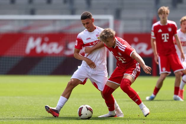 Kuba Horoszczak (FC Bayern Muenchen U19, 07) mit Ball mit Collin Luca Schramm (VfB Stuttgart U19, 03), GER, FC Bayern Muenchen U19 vs. VfB Stuttgart U19, Fussball, U19 DFB-Nachwuchsliga, Gruppe D, 3. Spieltag, Saison 2026 2027, 19.08.2026, DFL DFB REGULATIONS PROHIBIT ANY USE OF PHOTOGRAPHS as IMAGE SEQUENCES and or QUASI-VIDEO, GER, FC Bayern Muenchen U19 vs. VfB Stuttgart U19, Fussball, U19 DFB-Nachwuchsliga, Gruppe D, 3. Spieltag, Saison 2026 2027, 19.08.2026 Muenchen *** Kuba Horoszczak, FC Bayern Munich U19, 07, with the ball, alongside Collin Luca Schramm, VfB Stuttgart U19, 03, GER, FC Bayern Munich U19 vs. VfB Stuttgart U19, soccer, U19 DFB Youth League, Group D, Matchday 3, 2026–2027 season, August 19, 2026, DFL and DFB regulations prohibit any use of photographs as image sequences and or quasi-video, GER, FC Bayern Munich U19 vs. VfB Stuttgart U19, soccer, U19 DFB Youth League, Group D, Matchday 3, 2026–2027 Season, August 19, 2026, Munich Copyright: xEibner-Pressefoto JennixMaulx EP_JML