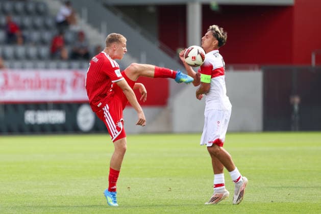 Massimo Di Benedetto (VfB Stuttgart U19, 08) im Zweikampf mit Erblin Osmani (FC Bayern Muenchen U19, 08), GER, FC Bayern Muenchen U19 vs. VfB Stuttgart U19, Fussball, U19 DFB-Nachwuchsliga, Gruppe D, 3. Spieltag, Saison 2026 2027, 19.08.2026, DFL DFB REGULATIONS PROHIBIT ANY USE OF PHOTOGRAPHS as IMAGE SEQUENCES and or QUASI-VIDEO, GER, FC Bayern Muenchen U19 vs. VfB Stuttgart U19, Fussball, U19 DFB-Nachwuchsliga, Gruppe D, 3. Spieltag, Saison 2026 2027, 19.08.2026 Muenchen *** Massimo Di Benedetto (VfB Stuttgart U19, 08) in a tackle with Erblin Osmani (FC Bayern Munich U19), 08, GER, FC Bayern Munich U19 vs. VfB Stuttgart U19, Soccer, U19 DFB Youth League, Group D, Matchday 3, 2026–2027 Season, August 19, 2026, DFL and DFB regulations prohibit any use of photographs as image sequences and or quasi-video, GER, FC Bayern Munich U19 vs. VfB Stuttgart U19, soccer, U19 DFB Youth League, Group D, Matchday 3, 2026–2027 Season, August 19, 2026, Munich Copyright: xEibner-Pressefoto JennixMaulx EP_JML