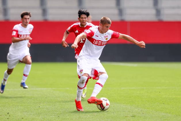 Enis Redzepi (VfB Stuttgart U19, 11), GER, FC Bayern Muenchen U19 vs. VfB Stuttgart U19, Fussball, U19 DFB-Nachwuchsliga, Gruppe D, 3. Spieltag, Saison 2026 2027, 19.08.2026, DFL DFB REGULATIONS PROHIBIT ANY USE OF PHOTOGRAPHS as IMAGE SEQUENCES and or QUASI-VIDEO, GER, FC Bayern Muenchen U19 vs. VfB Stuttgart U19, Fussball, U19 DFB-Nachwuchsliga, Gruppe D, 3. Spieltag, Saison 2026 2027, 19.08.2026 Muenchen *** Enis Redzepi, VfB Stuttgart U19, 11, GER, FC Bayern Munich U19 vs. VfB Stuttgart U19, Soccer, U19 DFB Youth League, Group D, Matchday 3, 2026–2027 Season, August 19, 2026, DFL and DFB regulations prohibit any use of photographs as image sequences and or quasi-video, GER, FC Bayern Munich U19 vs. VfB Stuttgart U19, soccer, U19 DFB Youth League, Group D, Matchday 3, 2026–2027 Season, August 19, 2026, Munich Copyright: xEibner-Pressefoto JennixMaulx EP_JML